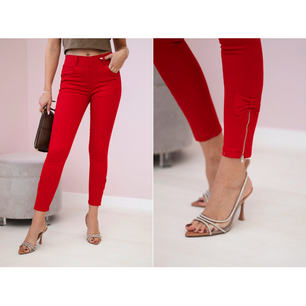 Jeans colorati con fiocco Jeans colorati con fiocco